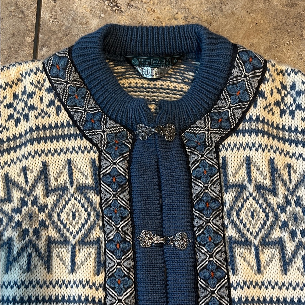 Vintage Dale of Norway Wool Cardigan With Pewter Claps Traditional Norwegian - Picture 2 of 9